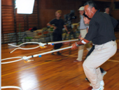 学校を守る不審者対応　さすまたを使った訓練